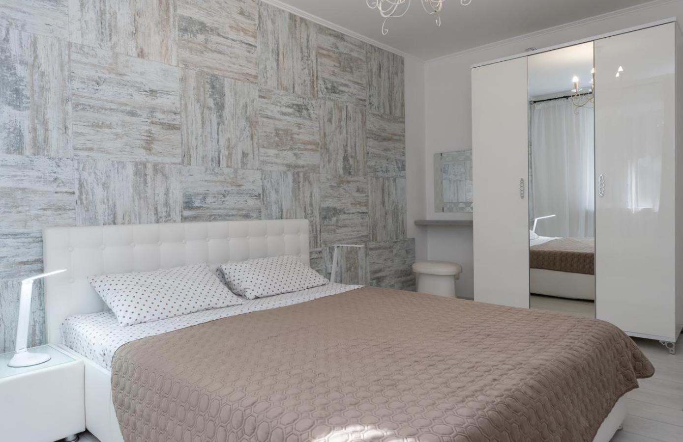 Flat 24 On Lesi Ukrainki 12 With 1 Bedroom Kyiv Exterior photo